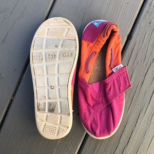 Girl’s TOMS shoes | size 11